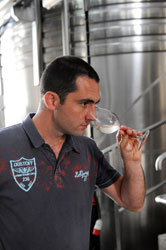 Dégustation des vin par Mathieu, l'oenologue des Vignerons de Tutiac