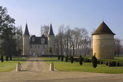 Vue générale de l'entrée du Château d'Agassac