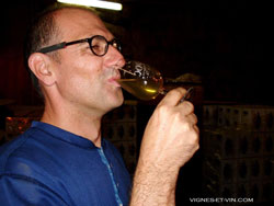 Dégustation de vin par un connaisseur